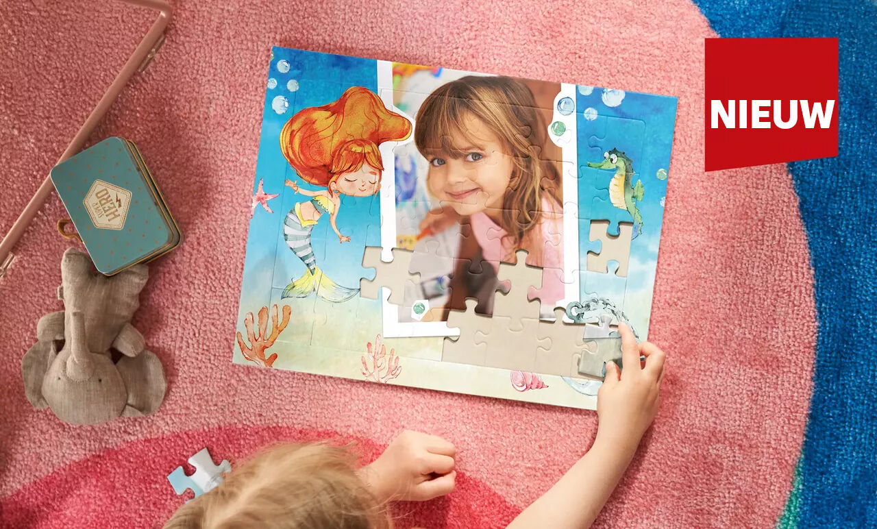 Een kind puzzelt vrolijk met een kleurrijke puzzel met onderwaterontwerp.