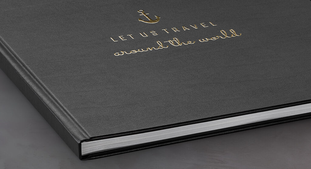 Zwart fotoboek met gouden bedrukking "Let us travel around the world"