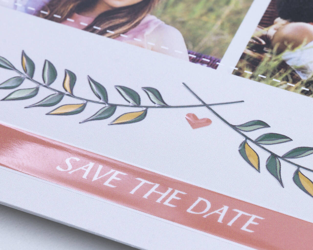 Een vrolijke 'Save the Date' met hart- en bladdessin.