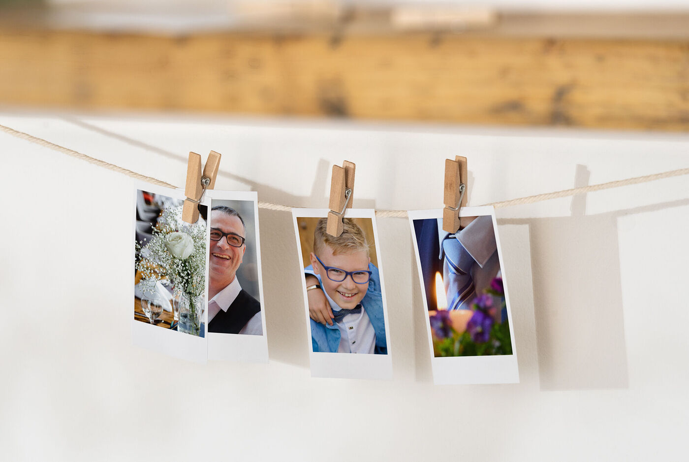 Een waslijn met verschillende foto's vol liefdevolle herinneringen.