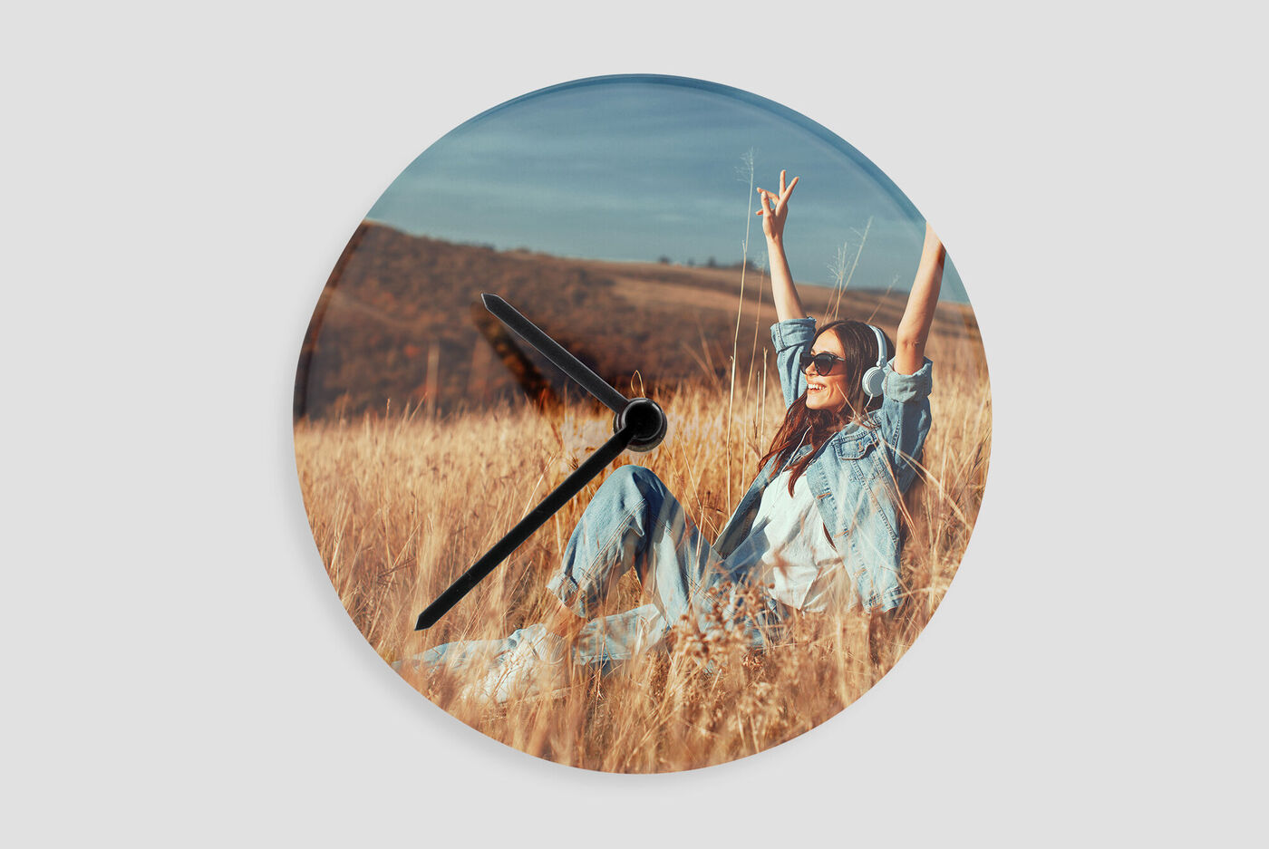 Een creatieve wandklok met een vrolijk motief in een gouden veld.