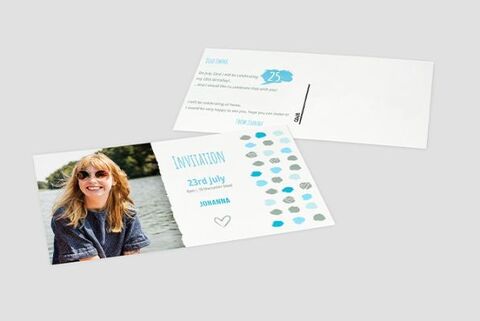 Uitnodigingskaart met blauwe en grijze stippen en een vrolijk ontwerp voor de viering op 23 juli