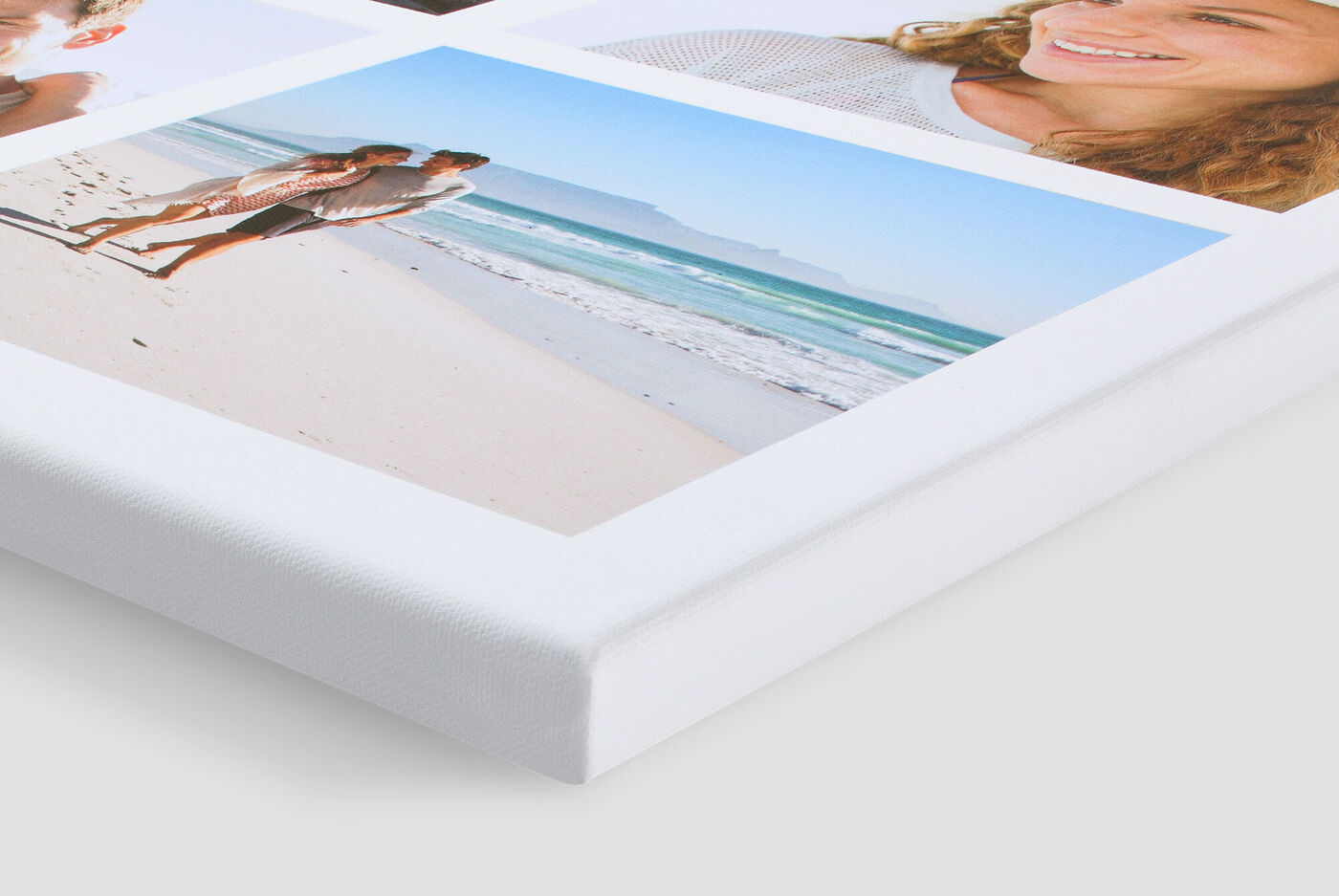 Close-up van een witte wanddecoratie met familiefoto's op het strand
