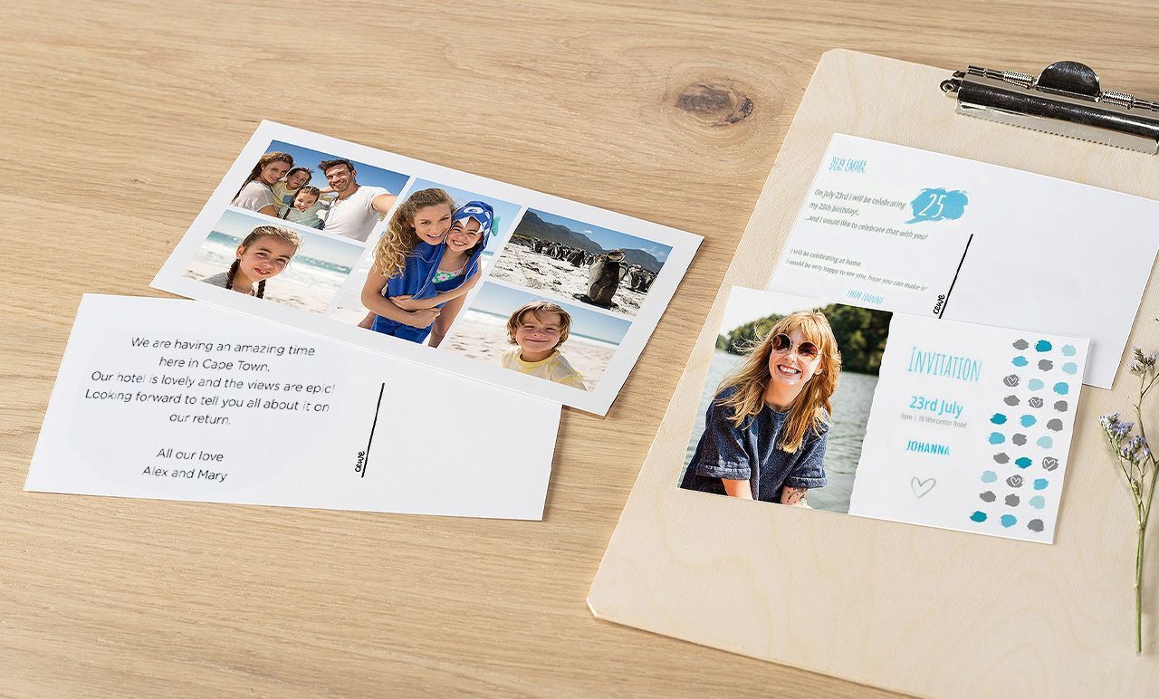 Ansicht van ansichtkaarten met reiservaringen op een clipboard