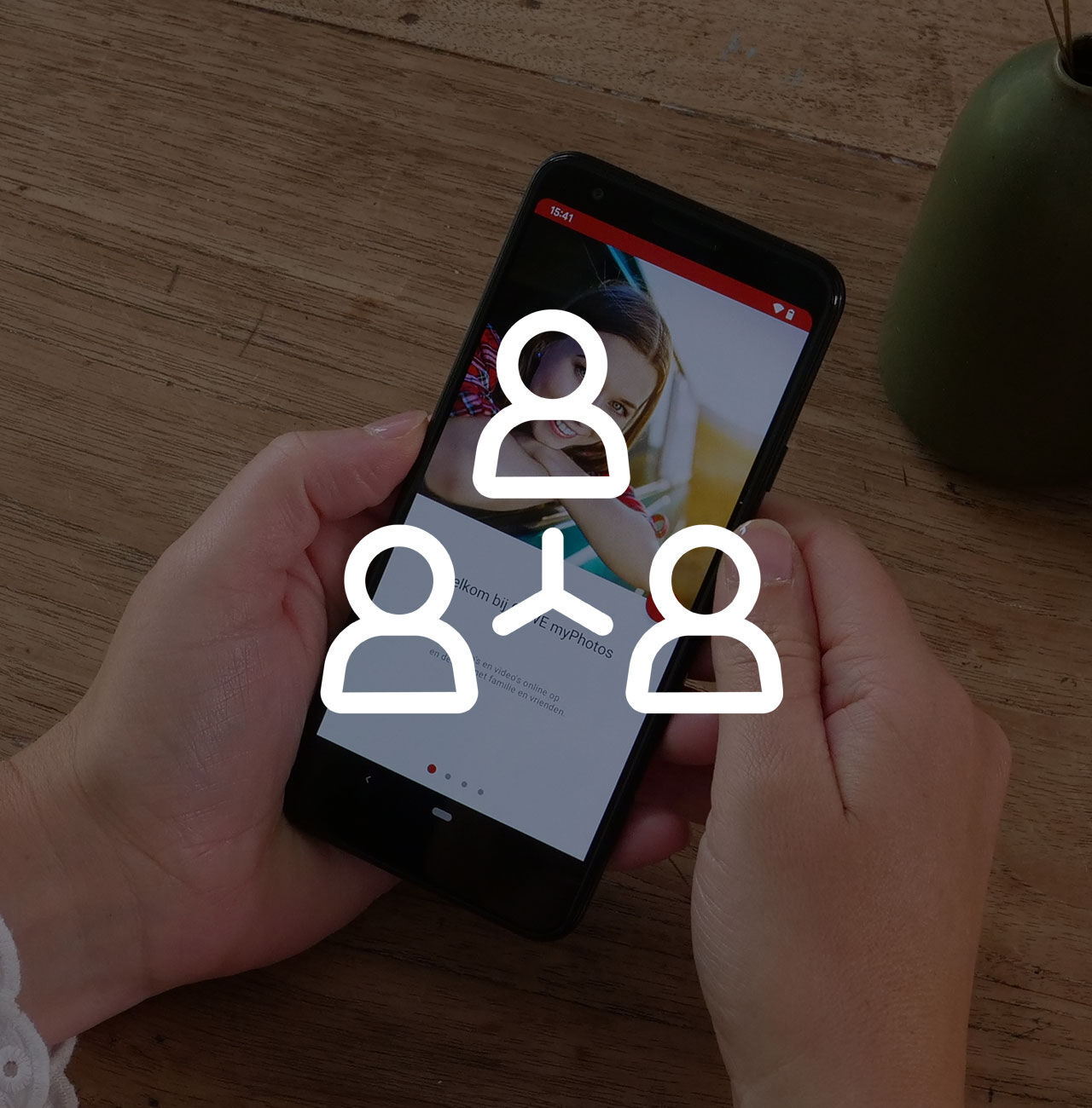 Iemand houdt een smartphone vast met een scherm van sociale interacties.