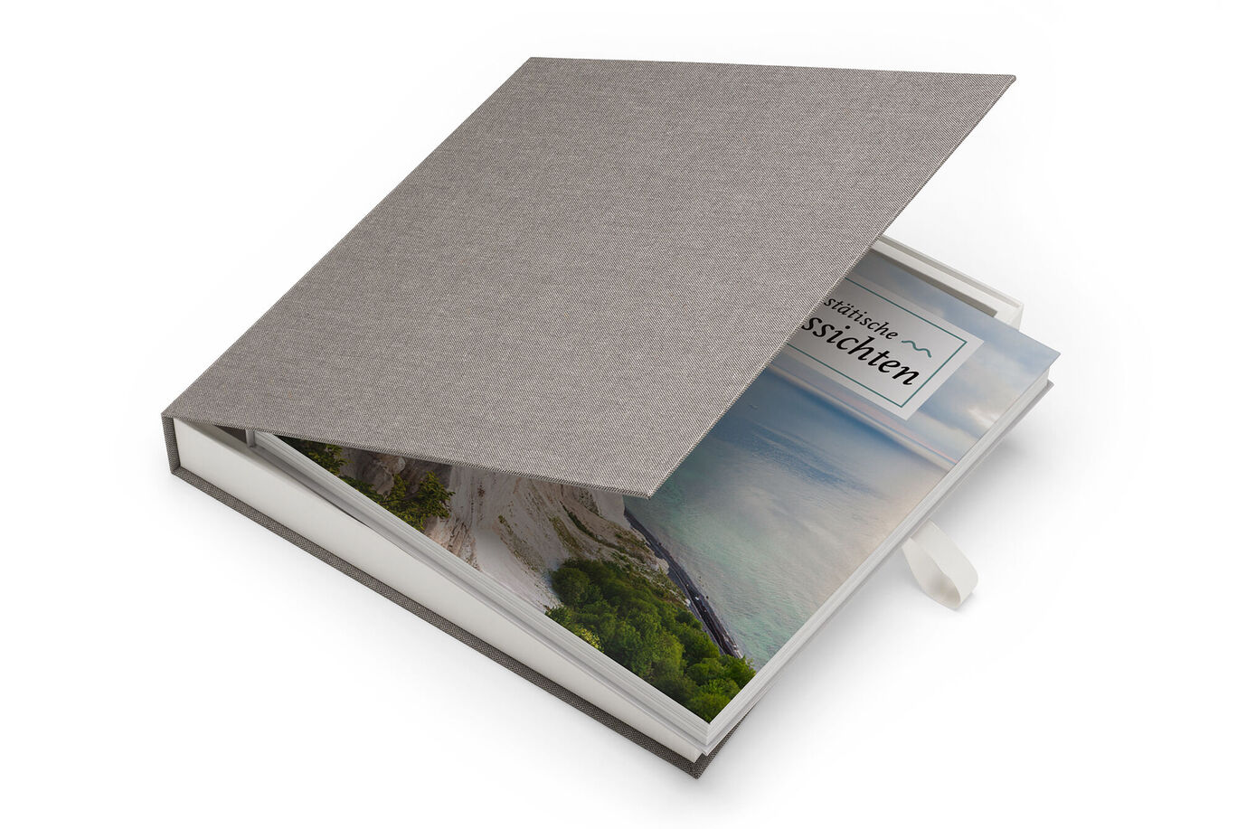 Een stijlvol CEWE FOTBOEK met grijze stoffen kaft en zichtvenster toont een kleurrijke landschap.