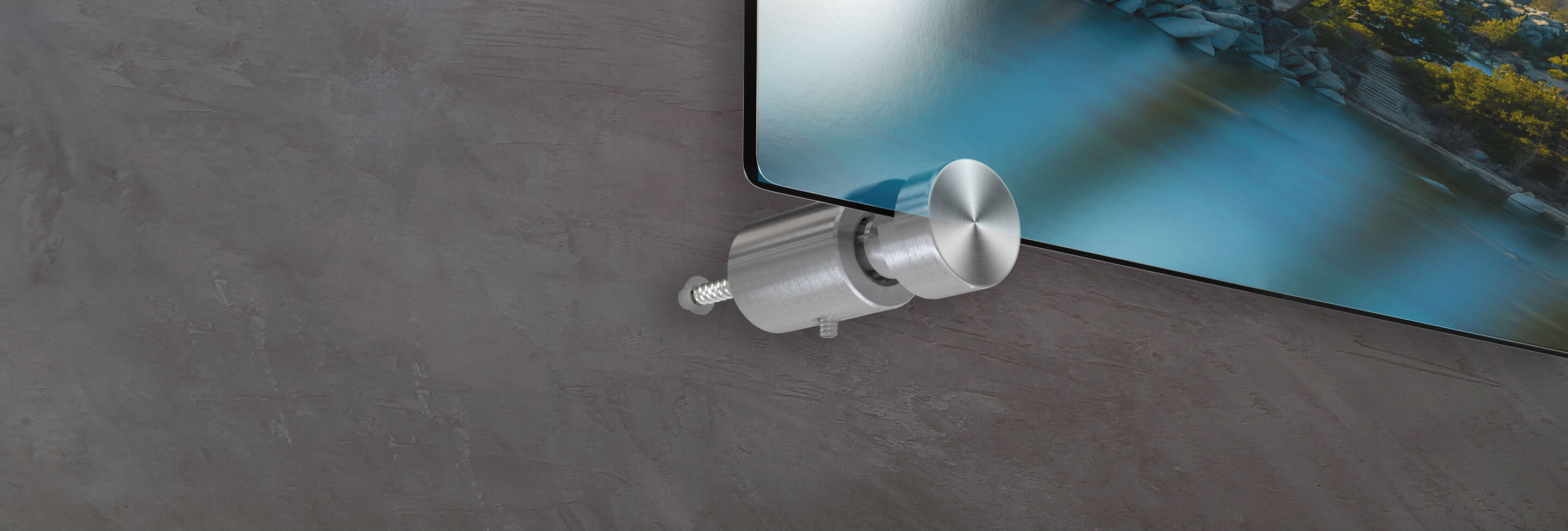 Detailfoto van een wandbeugel voor een wandpaneel die aan een grijze muur is bevestigd