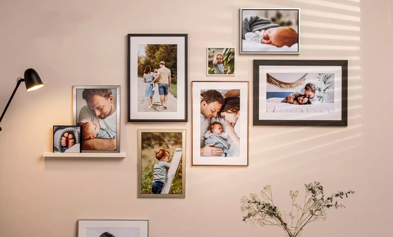 Muurdecoratie met ingelijste familiefoto's in lichte kleuren