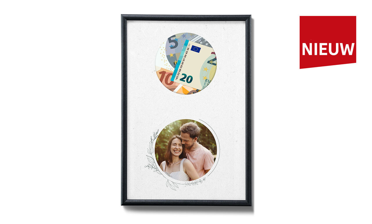 Stijlvolle wanddecoratie met twee ronde afbeeldingen: boven bankbiljetten, onder een paar dat samen geniet.