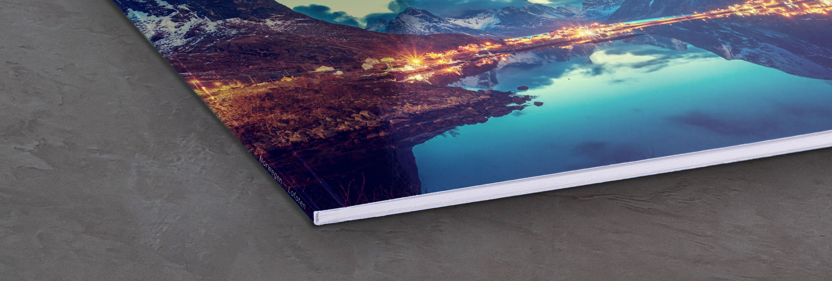 Mooi wanddecor met bergpanorama en een rustige meer.