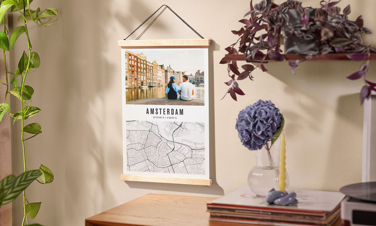 Prachtige wanddecoratie met een foto van een paar voor de prachtige grachten van Amsterdam en een kaartweergave.