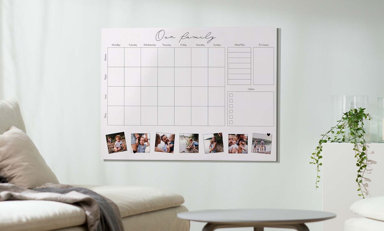 Een posterachtige wandkalender met veel foto's en een lay-out voor wekelijkse planning.
