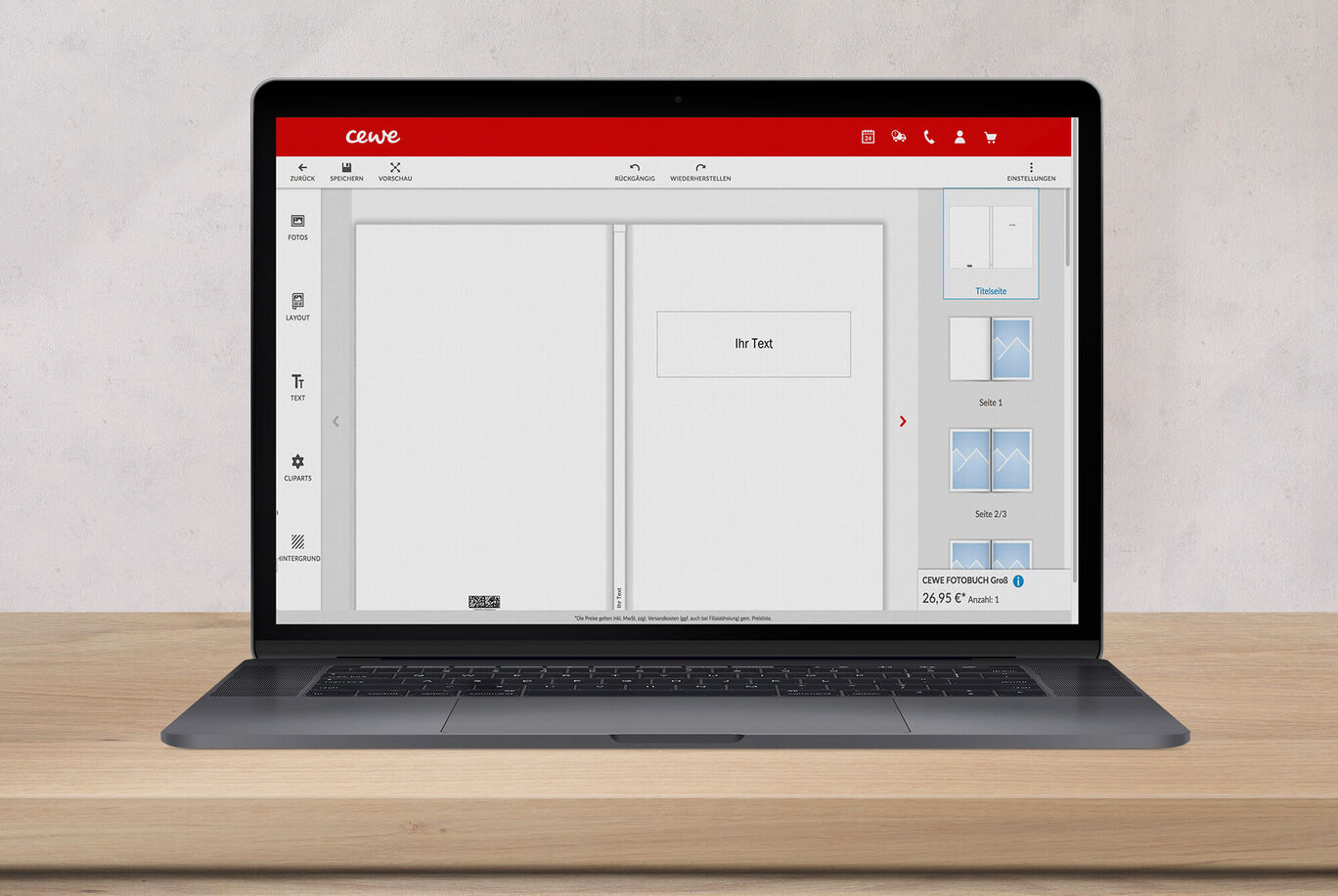 Laptop toont CEWE-FOTOBOEK ontwerpssoftware op houten oppervlak