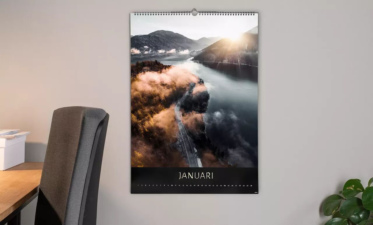 Een mooie kalender toont een indrukwekkend berglandschap in januari