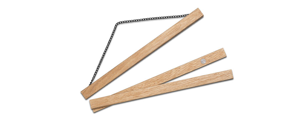 Twee houten latten met een ketting, los van elkaar.