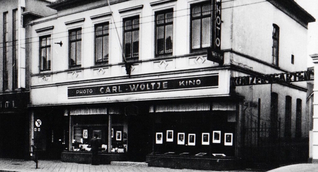 Historische fotocinema met etalages en posters
