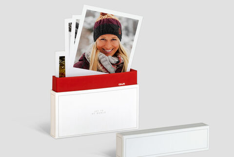 Een creatieve geschenkdoos gevuld met foto's en herinneringen.
