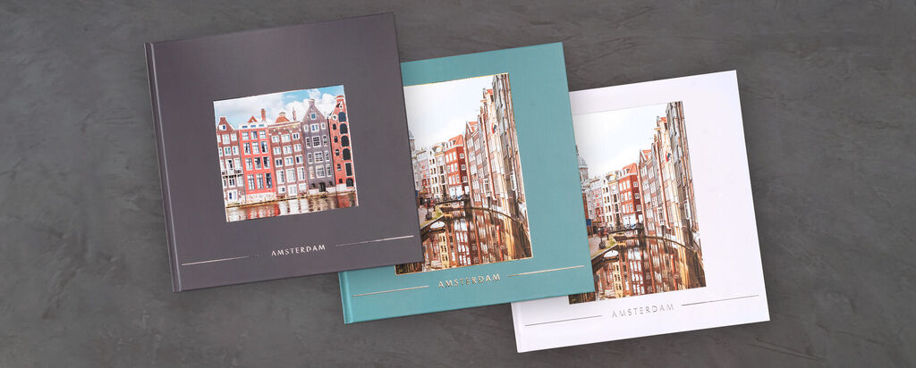 Drie mooie fotoboeken met kleurrijke kaften en foto's van Amsterdam.