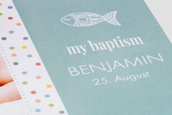 Een mooi doopboek voor Benjamin met gekleurde stippen en een visontwerp.