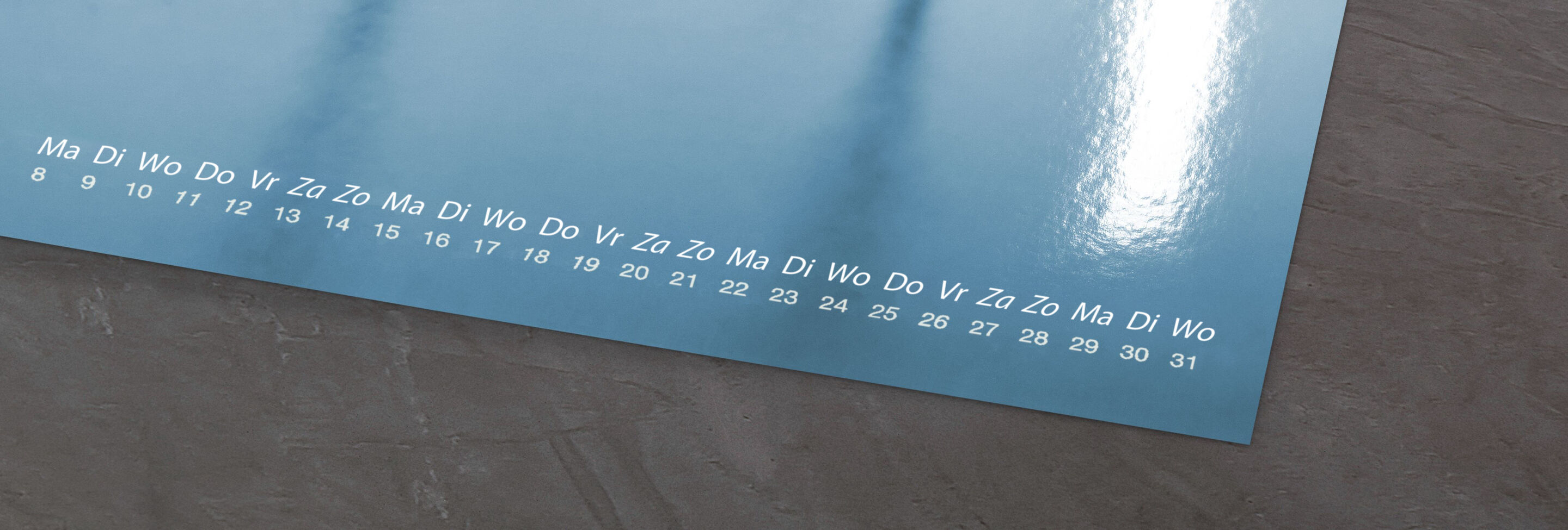 Blauwe bureaubladkalender met weekdagen en datums voor de maand.