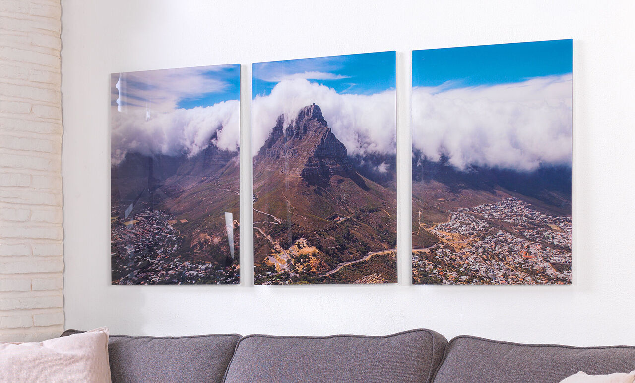 Drie foto's van Tafelberg met wolken aan een muur