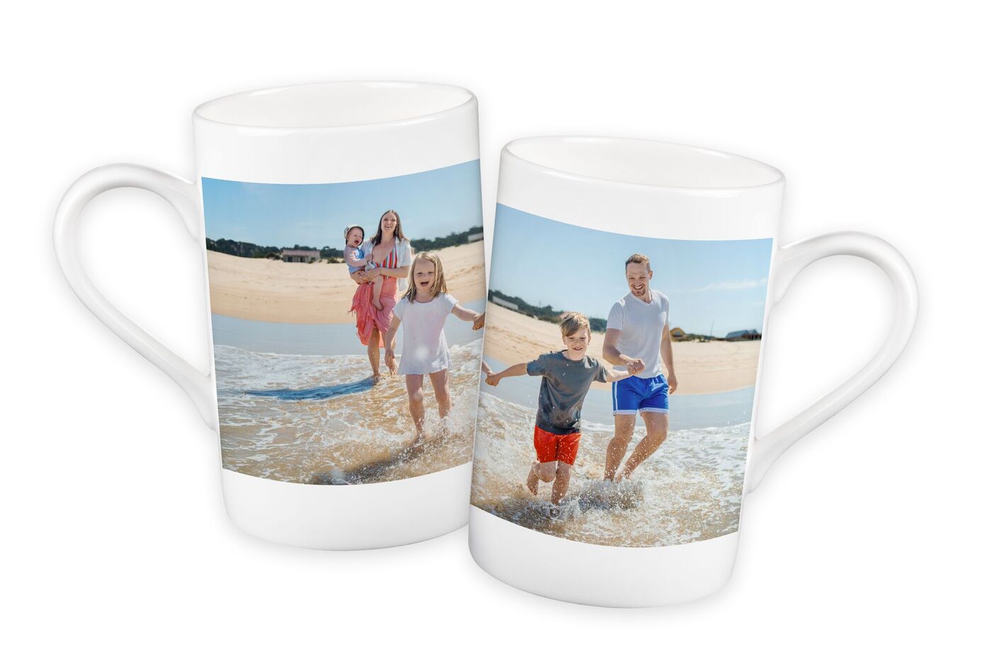 Beker met een foto van een familie aan de rand van de zee.