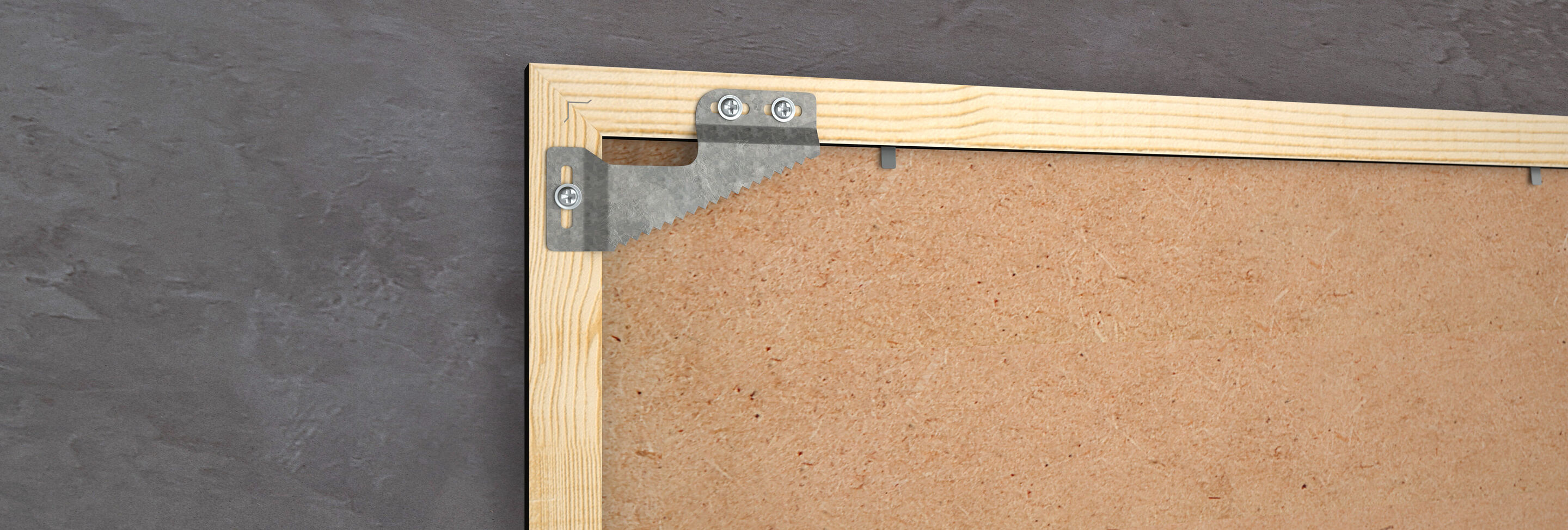 Een houten lijst met metalen houders aan de achterkant voor ophanging.