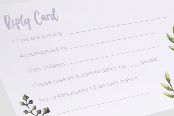 Een selectie van vragen op een antwoordkaart voor uitnodigingskaarten
