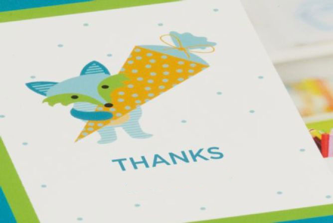 Kleurrijke kaart met vos die een kant houdertje vasthoudt en 'Thanks' zegt.
