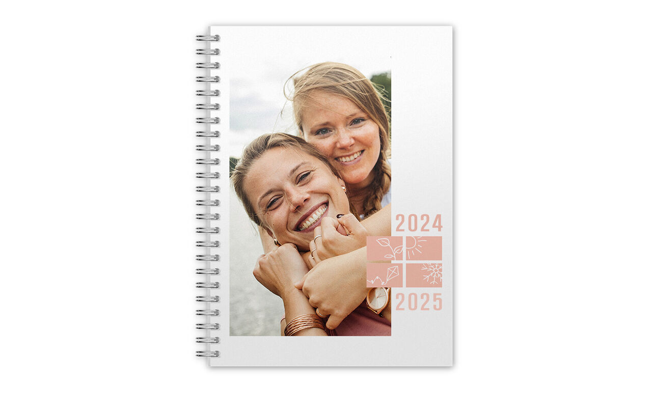Mooie fotokalender met persoonlijke momenten, liefdevol ontworpen, toont 2024-2025.