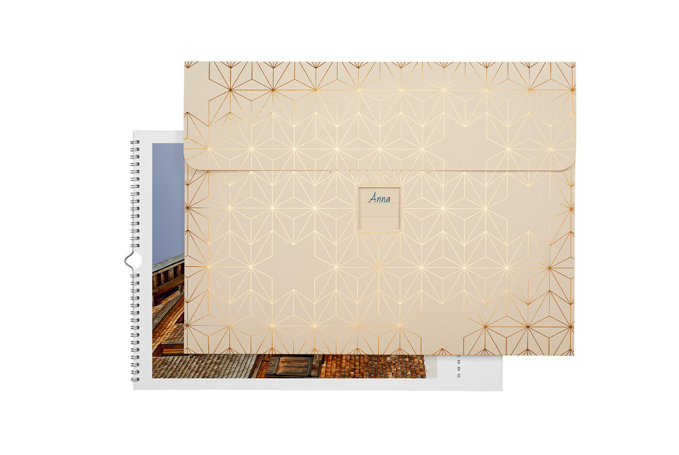CEWE Fotoboek met gouden geometrisch design en persoonlijke naam op de voorkant