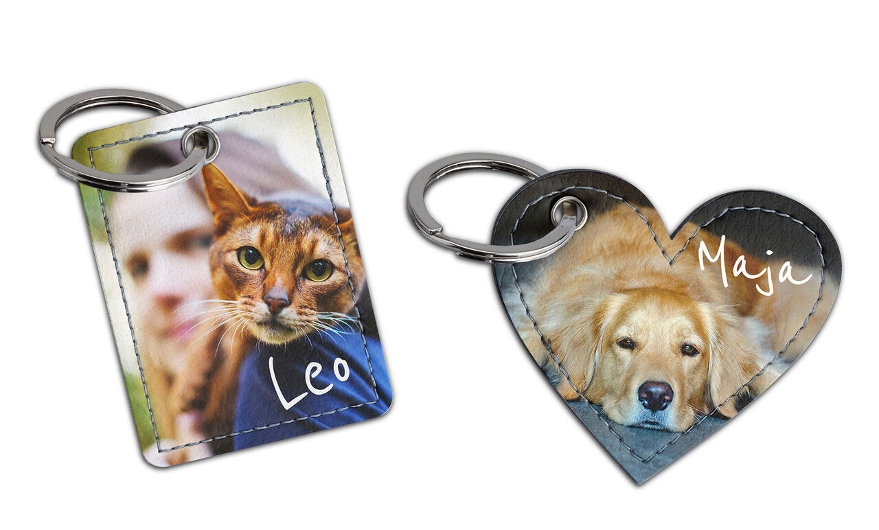 Twee sleutelhangers met diermotieven en de namen Leo en Maja
