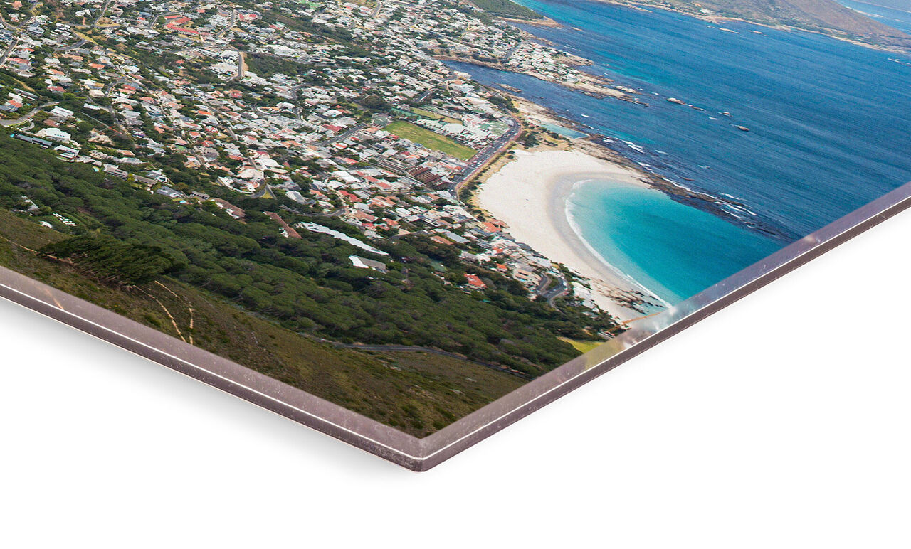 Zicht van boven op kuststad met prachtige strandlijn