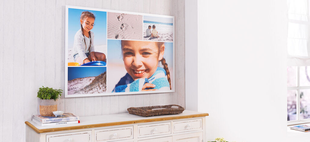 Wanddecor met foto's van vakanties in woonkamer