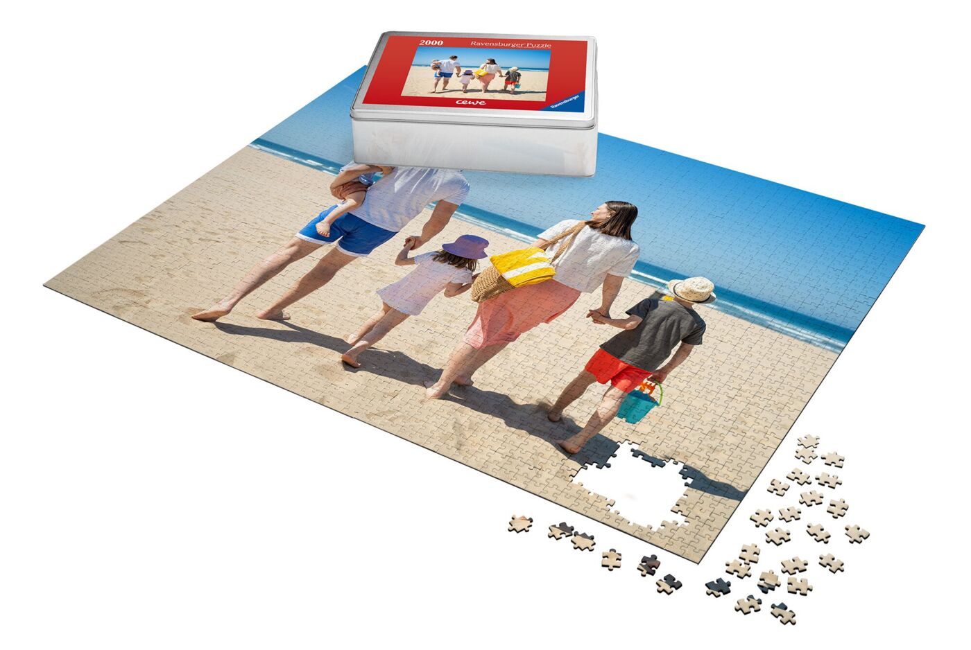 Gepersonaliseerde fotopuzzel met een gezin dat hand in hand over het strand loopt en losse puzzelstukjes eromheen