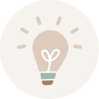 Een eenvoudige, gestileerde gloeilamp met groene fitting en een klein hartje in de draad.