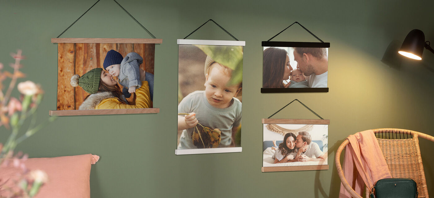 Een knusse muur met vier ingelijste foto's, die emotionele momenten in warme tinten tonen